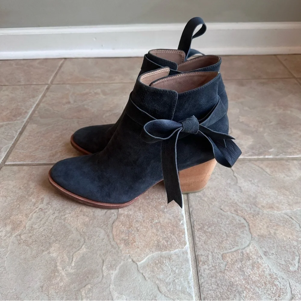 Huma Blanco Loretana Gray Suede Wrap Tie Ankle Boots​​​​